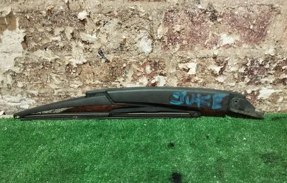 Nissan Juke I F15 Rear wiper blade arm 