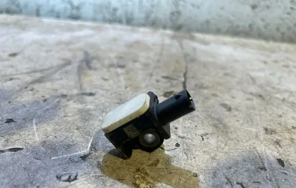 Mercedes-Benz ML W164 Airbag deployment crash/impact sensor 56054085AA 170305 A1668210151