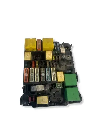 Peugeot 3008 II Fuse module 9804846880