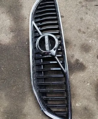 Volvo V40 Front bumper upper radiator grill 31425339 31424328