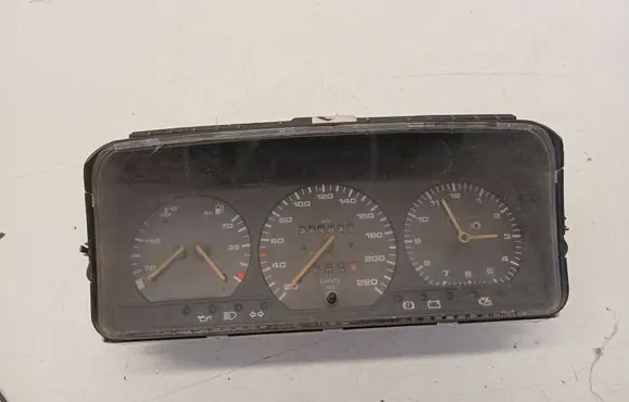 Volkswagen PASSAT B3 Speedometer (instrument cluster) 81117621