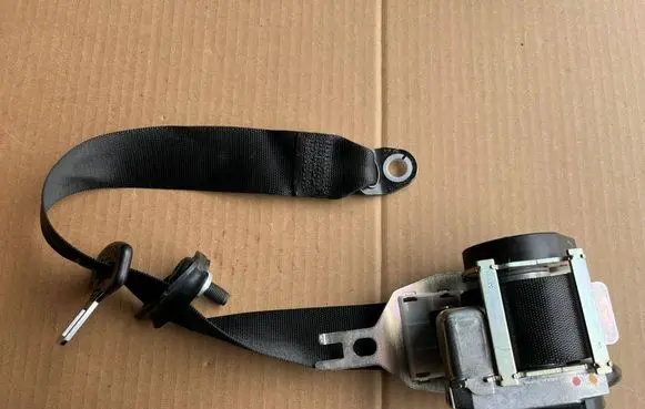 Mercedes-Benz GLS X166 Rear seatbelt A1668601085