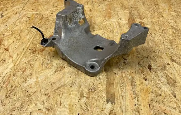 Volvo XC60 Engine mount bracket 31480101