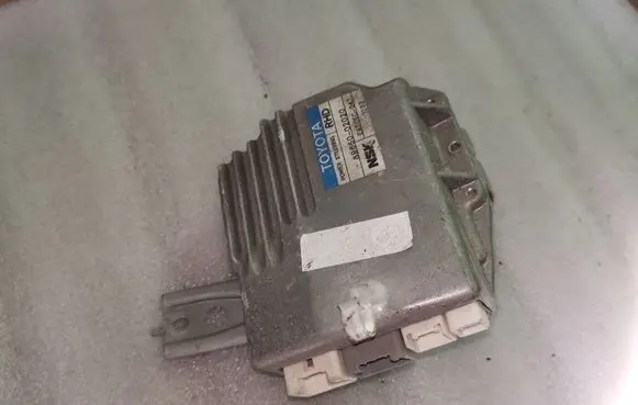 Toyota Corolla E120 E130 Power steering control unit/module 8965002020