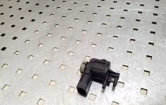 Volkswagen Touareg I Turbo solenoid valve 1J0906283C