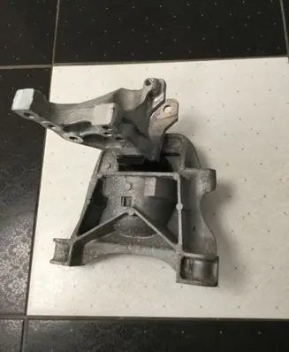 Peugeot Traveller Engine mount bracket