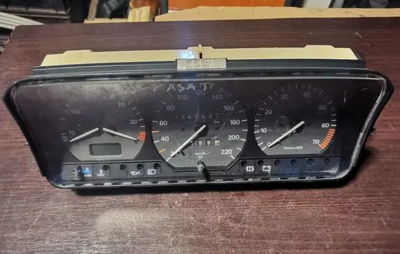 Speedometer (instrument cluster)