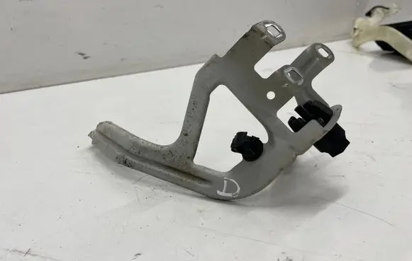 Mercedes-Benz E W212 Fender mounting bracket 7183752