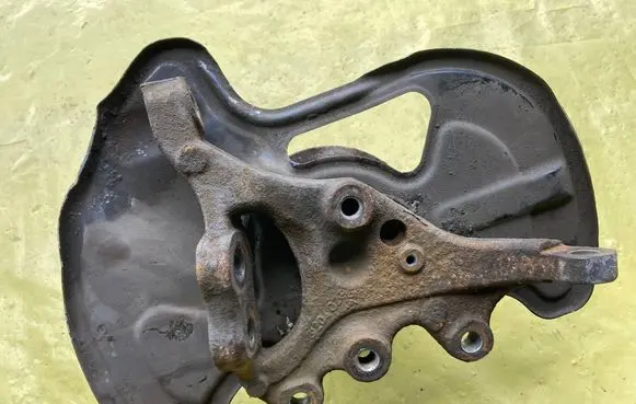 Mercedes-Benz C AMG W204 Front wheel hub spindle knuckle A20402
