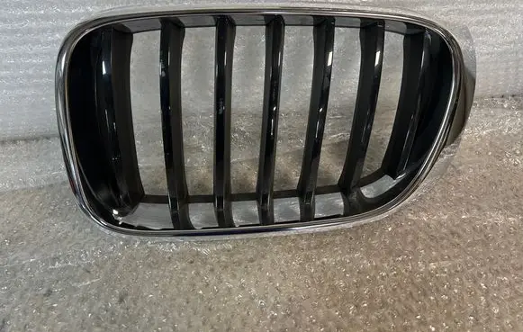BMW X3 F25 Front bumper upper radiator grill 7338571