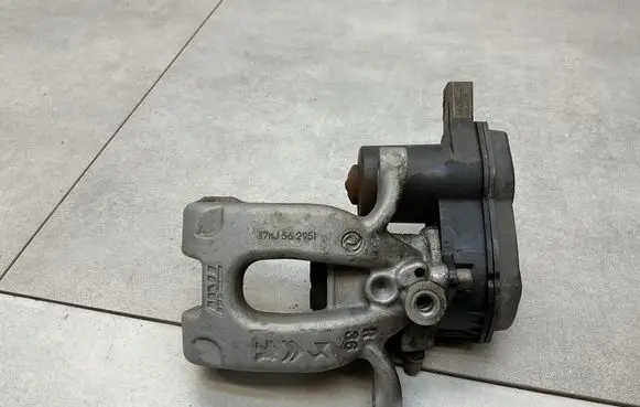 Peugeot 2008 II Rear brake caliper 9842295180