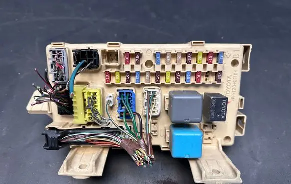 Toyota Avensis T250 Fuse module 82641CA010F 9008087013 9008087030