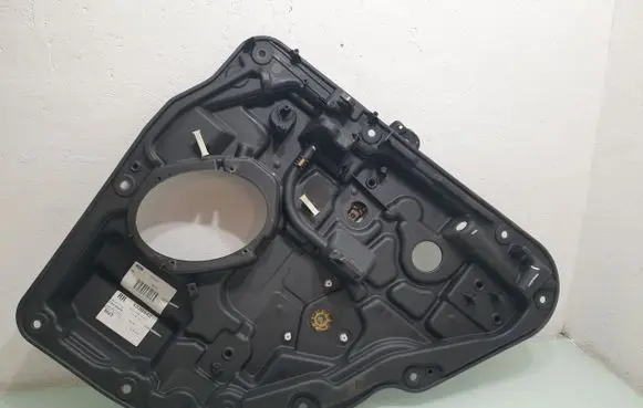 Rear window lifting mechanism without motor