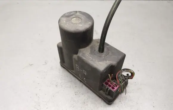 Audi A4 S4 B5 8D Central locking vacuum pump 4A0862257A