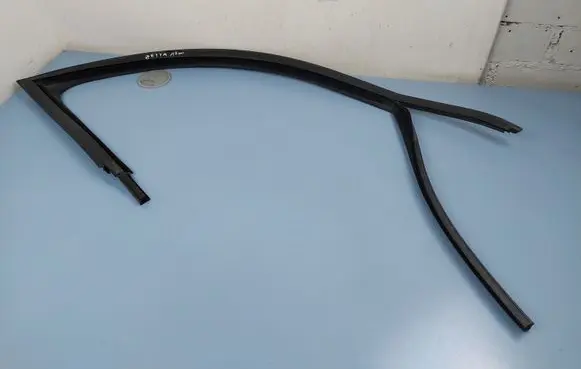 Volkswagen Jetta VI Rubber seal front door window/glass 5C6837432 6001010539