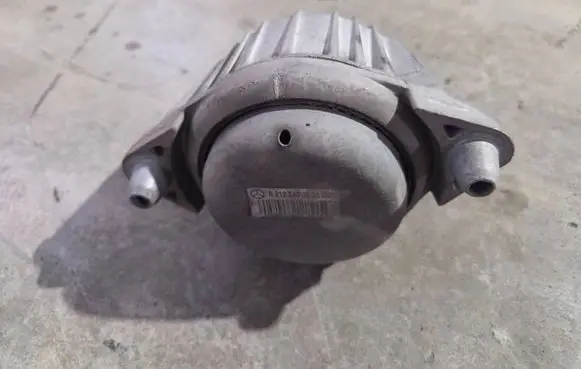 Mercedes-Benz E W212 Engine mount bracket A2122400000 3615838