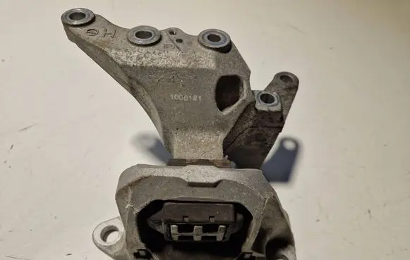 Engine mount bracket