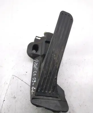 Accelerator throttle pedal