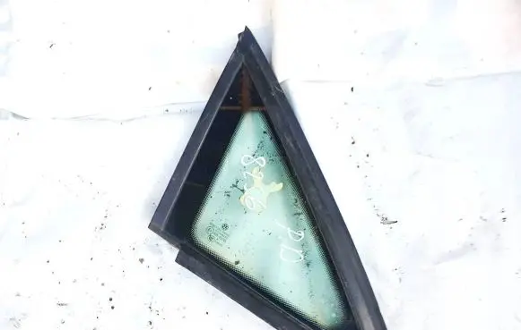 Volkswagen Touran I Front triangle window/glass 
