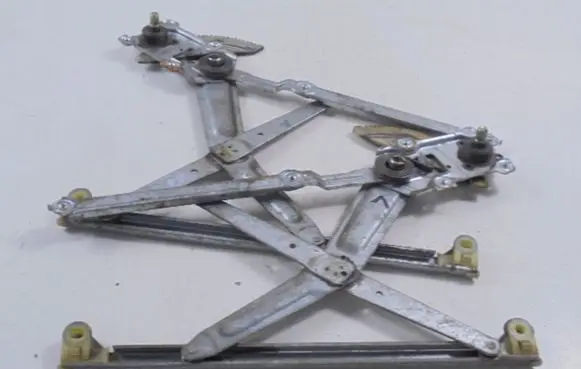Toyota Starlet (P90) V Front door manual window regulator 