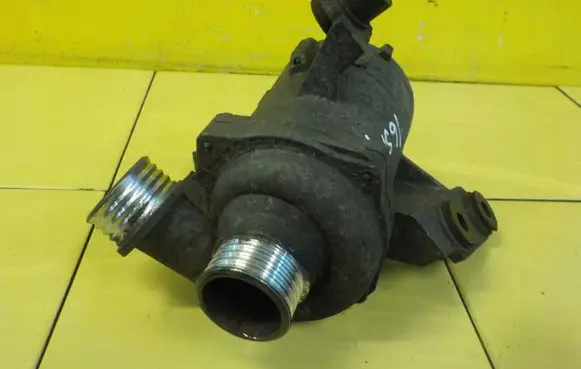 BMW 3 E90 E91 Water pump 
