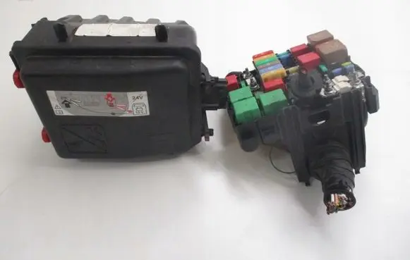 Peugeot 2008 II Fuse module 9804848580