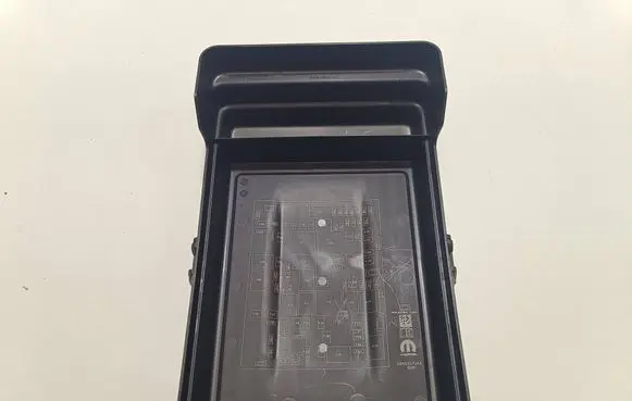 Ram 1500 Fuse box cover 68465573AA