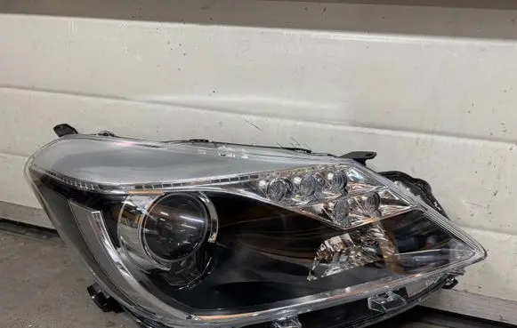 Toyota Yaris Headlight/headlamp 0D93