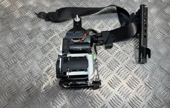 Mercedes-Benz C W204 Front seatbelt BAMPT1273 616774500 010L000