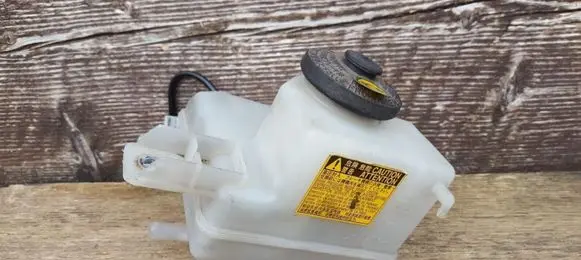 Toyota Prius+ (ZVW40) Brake fluid reservoir 13231140120