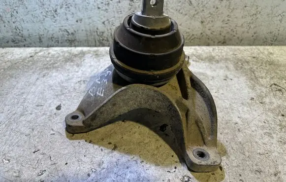 BMW 5 E39 Engine mount bracket