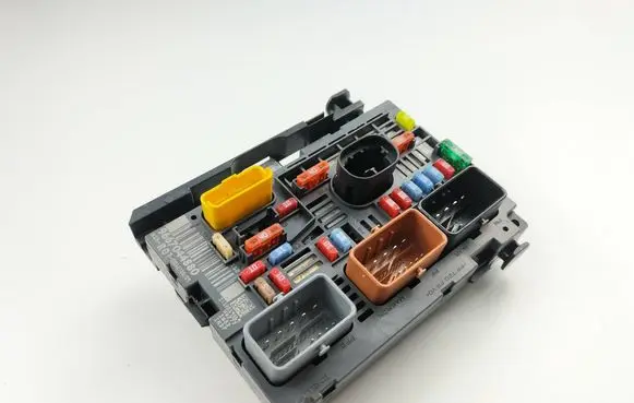 Citroen C4 Grand Picasso Fuse module 9667044880