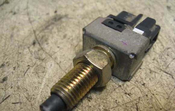 Mitsubishi Pajero Sport I Brake pedal sensor switch