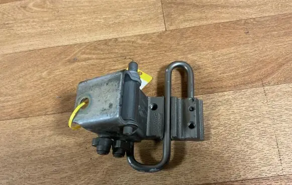 Audi A6 S6 C6 4F Rear door lower hinge 8E0833412