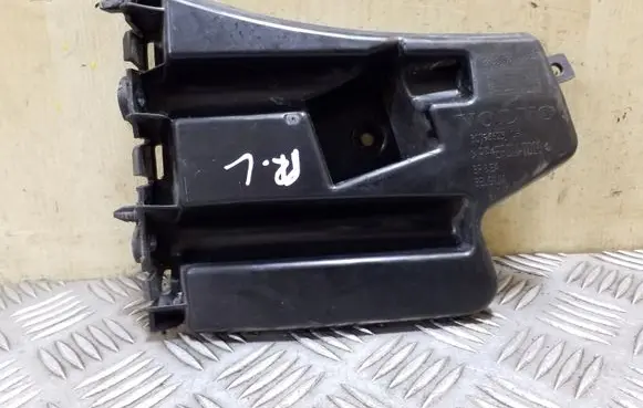 Front bumper mounting bracket