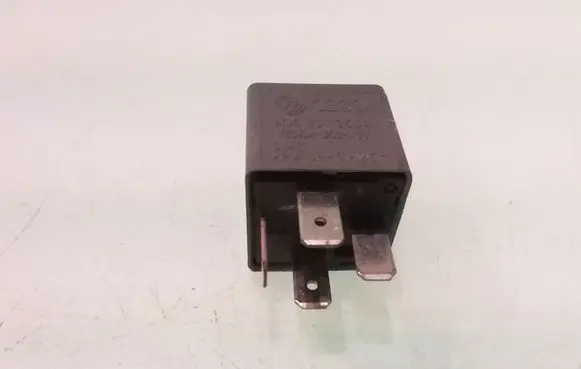 Volkswagen PASSAT B5 Other relay 8D0951253A V23134B52X301 373
