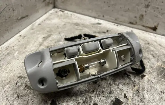 Ford Focus Front seat light 28132617