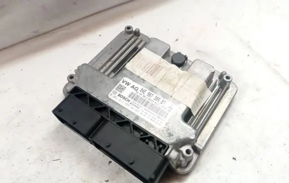 Volkswagen Jetta VII Engine control unit/module 04E907309BT 0261S17499