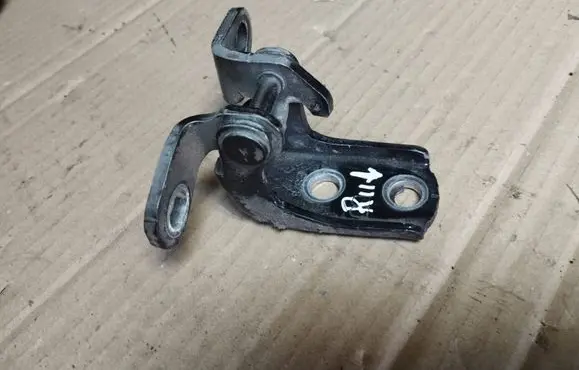 Honda CR-V Rear door lower hinge