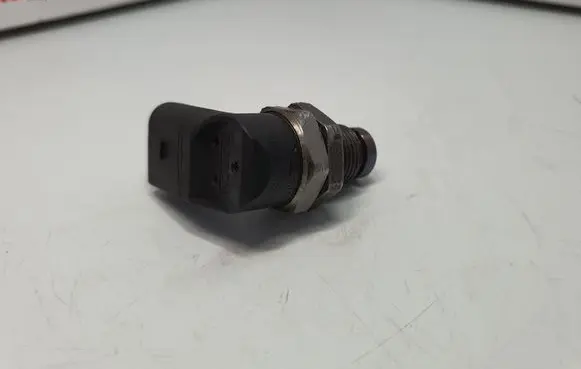 BMW X3 E83 Fuel pressure sensor 7787167 13537787167 0281002497