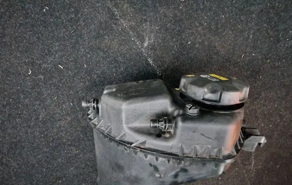 BMW 5 G30 G31 G38 Coolant expansion tank/reservoir 8689765 11564310