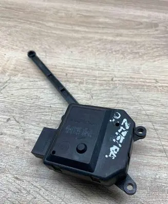 Opel Zafira B Air flap motor/actuator B04439012637
