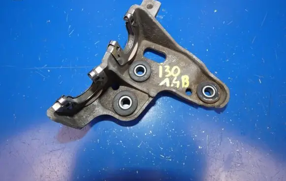 Hyundai i30 Engine mounting bracket