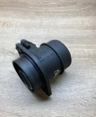 Volkswagen Golf V Mass air flow meter 038906461B 0281002531