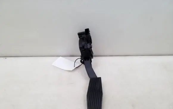 Opel Insignia A Accelerator throttle pedal 13237352