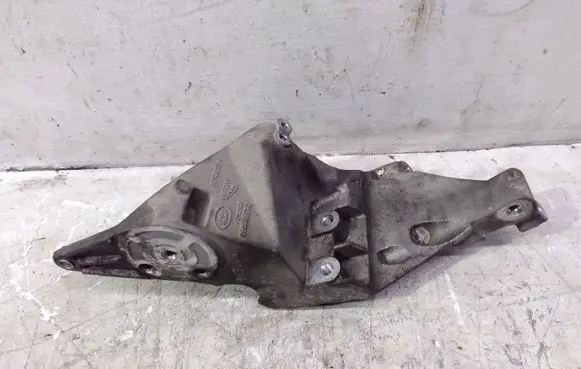 Land Rover Discovery 4 - LR4 Generator/alternator bracket CPLA10239AB