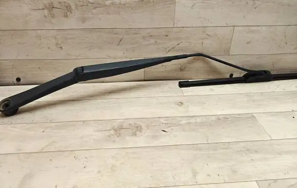 Chevrolet Cruze Front wiper blade arm 96910779