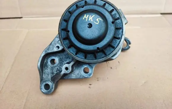 Engine mount vacuum valve