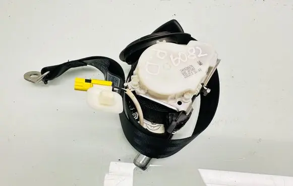 Volkswagen PASSAT CC Front seatbelt 34151716 3C1857706S