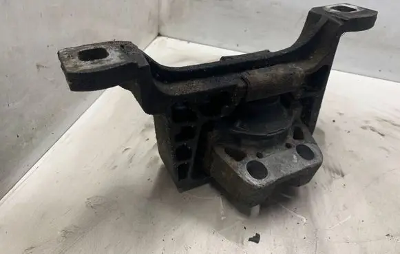 Mazda 3 I Engine mount bracket B32T39060